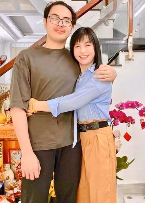 Theo Ngôi sao, Cát Phượng từng muốn con trai sang Mỹ du học nhưng Thiên Minh từ chối.