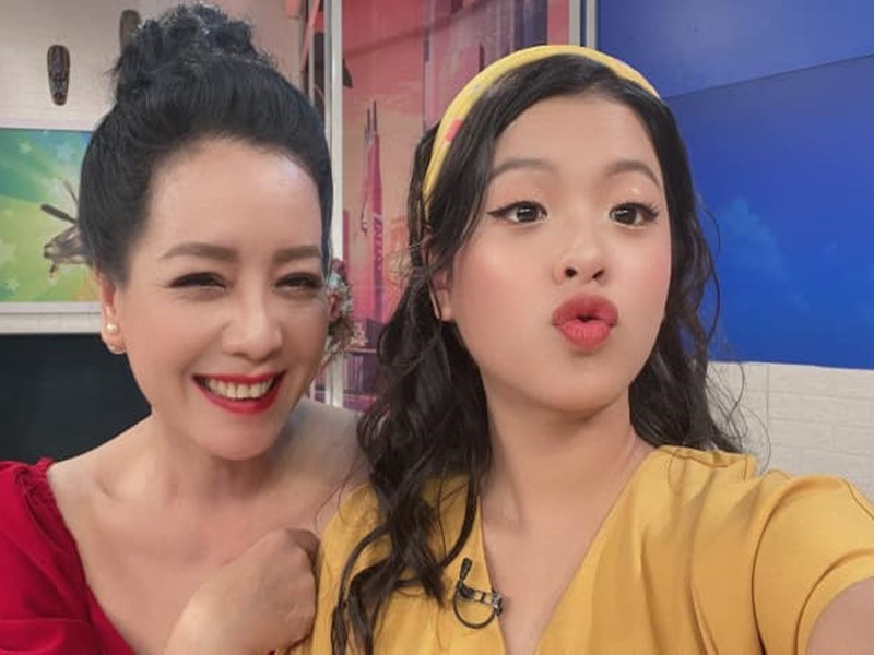 Hồng Khanh thừa hưởng nhiều nét đẹp từ mẹ. Cô còn có năng khiếu ca hát thừa hưởng từ bố.