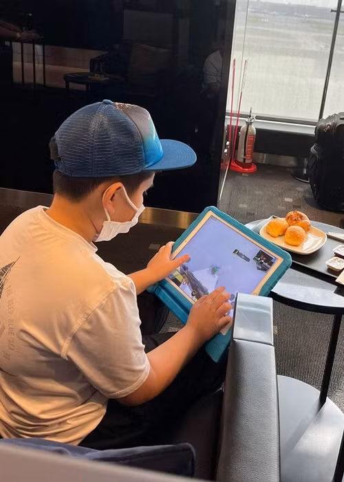 "Anh nhỏ kết thúc kì nghỉ hè. Tạm biệt con trai cưng hẹn kỳ nghỉ Giáng sinh má con lại gặp tiếp", Quỳnh Chi chia sẻ. Ảnh: FBNV