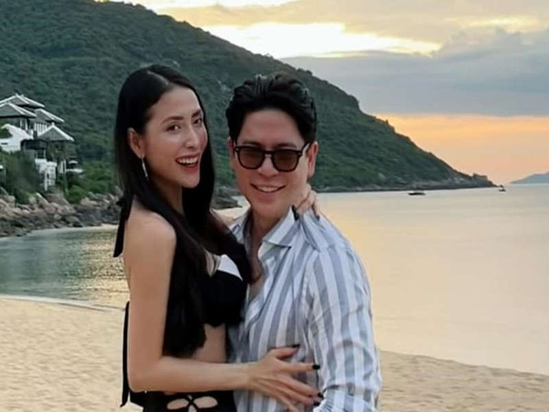 Cả hai có không ít khoảnh khắc tình tứ trên bãi biển.