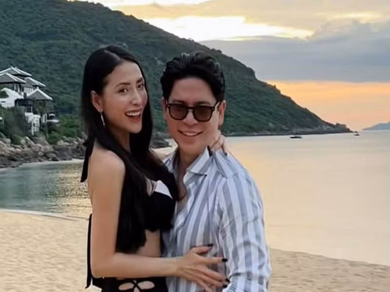 Cả hai có không ít khoảnh khắc tình tứ trên bãi biển.