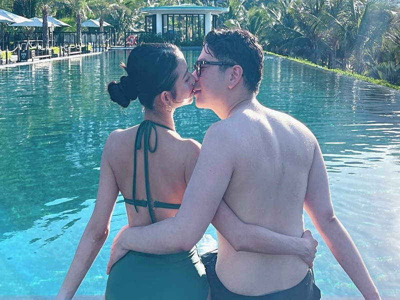 Mai Hồ chia sẻ khoảnh khắc hôn ông xã kèm chú thích hài hước: "Chụp cạnh người trắng bật tông nên ghét lắm ".