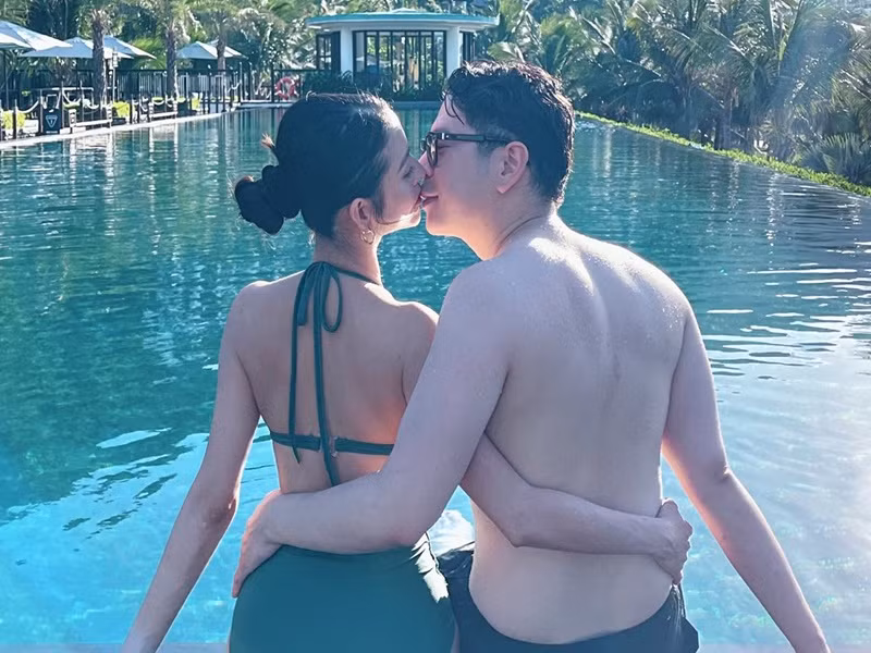 Mai Hồ chia sẻ khoảnh khắc hôn ông xã kèm chú thích hài hước: "Chụp cạnh người trắng bật tông nên ghét lắm ".