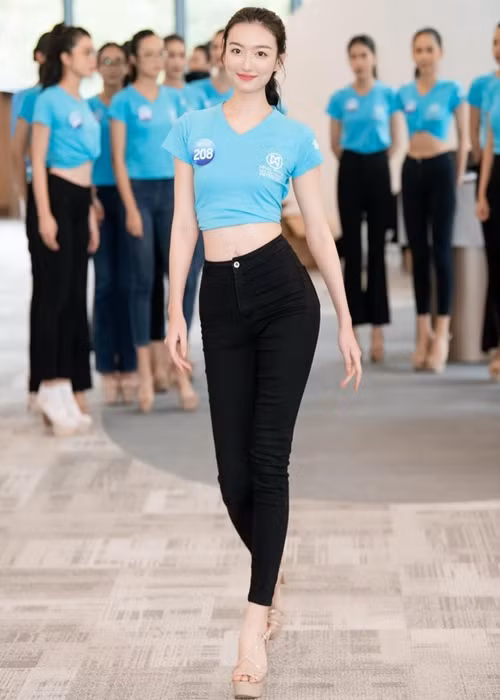 Xuân Mai chia sẻ về tình bạn ở cuộc thi. Cô viết: "Hôm trước khi ngồi trên máy bay về TP HCM, lòng mình bỗng thấy khá là buồn khi nhớ lại những kỷ niệm với các bạn. Trước đó, buổi tối khi dọn hành lý về đứa thì kéo vali lại, vứt đồ lung tung, ngăn cản không cho mình dọn dẹp đi về. Rồi 2 đứa cùng phòng thì khóc, "năn nỉ" không cho mình về nữa. Lần đầu tiên, mình cảm nhận tình cảm từ các bạn thật sự...