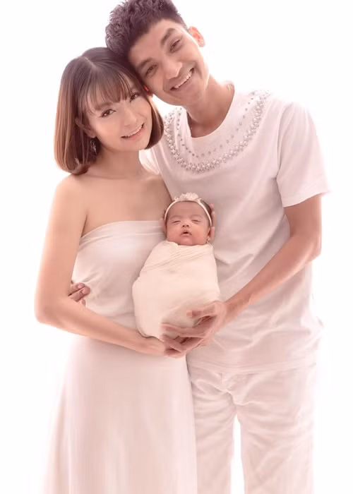 Con gái Mạc Văn Khoa càng lớn càng có da có thịt, gương mặt vô cùng đáng yêu.