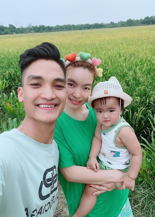 Trang cá nhân của vợ chồng Mạc Văn Khoa đều ngập tràn những khung ảnh nhí nhảnh, dễ thương của con gái.