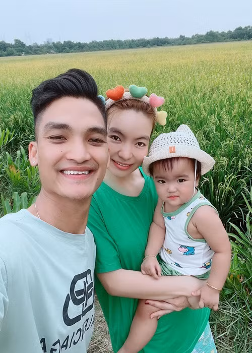 Trang cá nhân của vợ chồng Mạc Văn Khoa đều ngập tràn những khung ảnh nhí nhảnh, dễ thương của con gái.