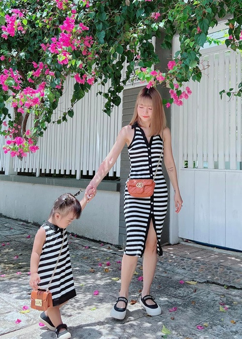 Vợ chồng Mạc Văn Khoa thoải mái chia sẻ hình ảnh con gái ngay từ khi bé chào đời chứ không giấu giếm như nhiều sao Việt.