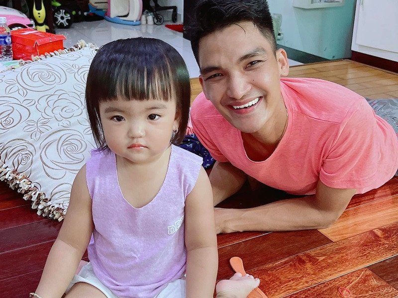 Mạc Văn Khoa thừa nhận, anh là một ông bố nghiện con. "Đi quay về phải nắm tay con xíu thì ngủ mới ngon được”, nam diễn viên hài chia sẻ.