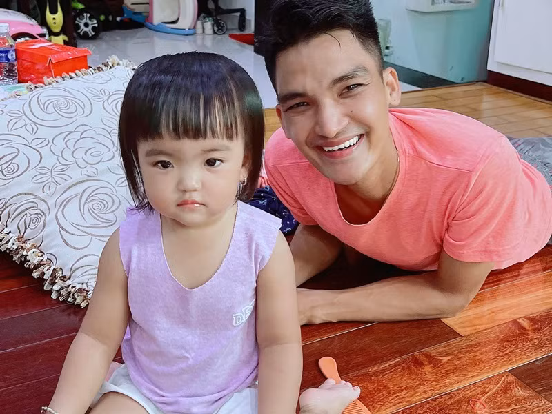 Mạc Văn Khoa thừa nhận, anh là một ông bố nghiện con. "Đi quay về phải nắm tay con xíu thì ngủ mới ngon được”, nam diễn viên hài chia sẻ.