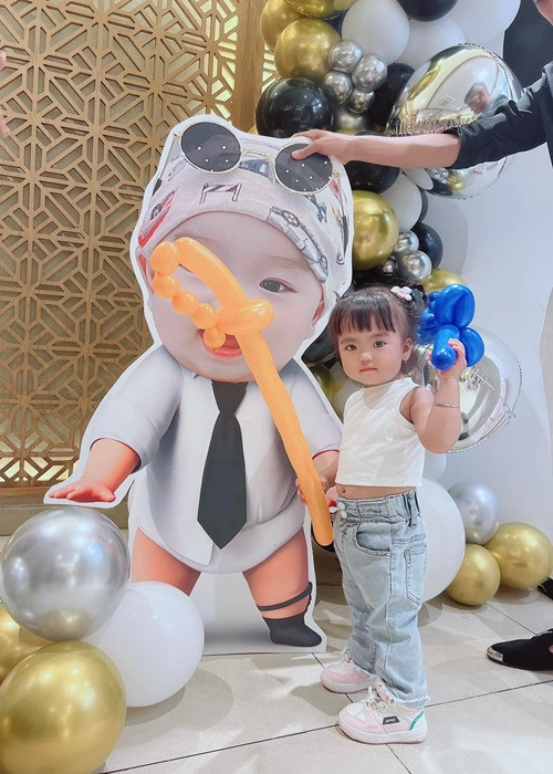 Nhóc tì nhà Mạc Văn Khoa ăn mặc cá tính dự sinh nhật.