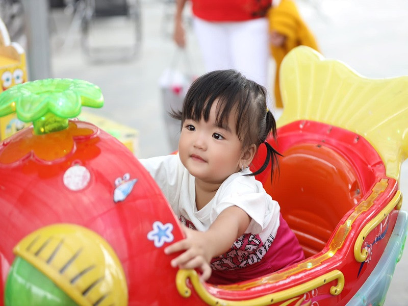 Bé Minnie khi tươi cười lúc lại làm mặt lạnh.