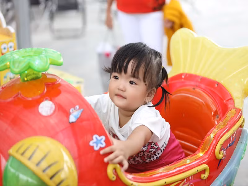 Bé Minnie khi tươi cười lúc lại làm mặt lạnh.