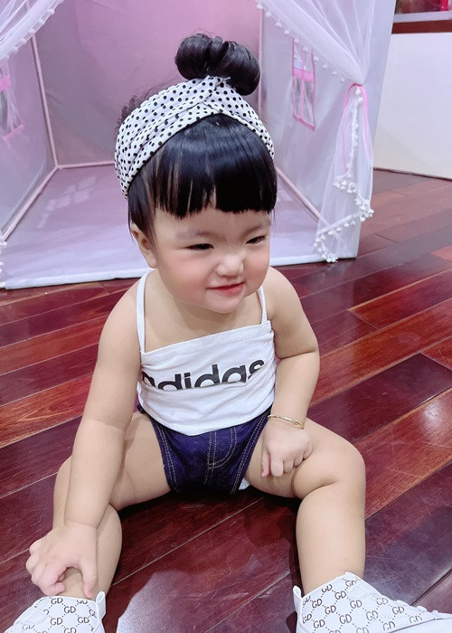 Con gái Mạc Văn Khoa được bố mẹ cho ăn mặc sành điệu.