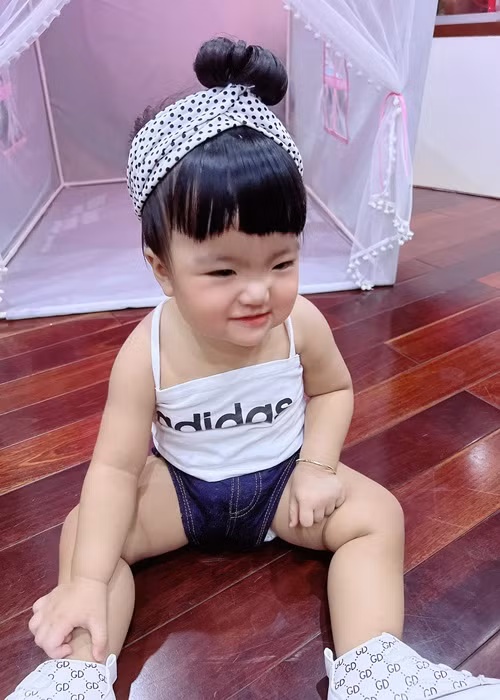 Con gái Mạc Văn Khoa được bố mẹ cho ăn mặc sành điệu.