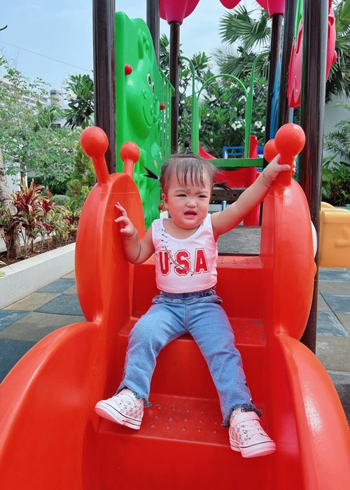 "Cô hai bún đậu" diện áo thun kết hợp quần jean phá cách, đi giày thể thao.