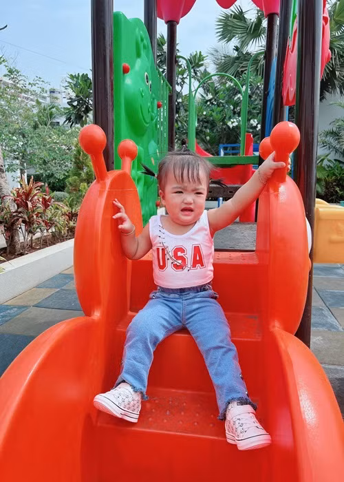 "Cô hai bún đậu" diện áo thun kết hợp quần jean phá cách, đi giày thể thao.