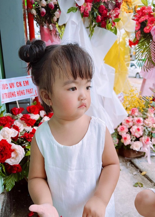 Cô nhóc có biểu cảm "khó ở", đúng chuẩn thanh niên nghiêm túc.