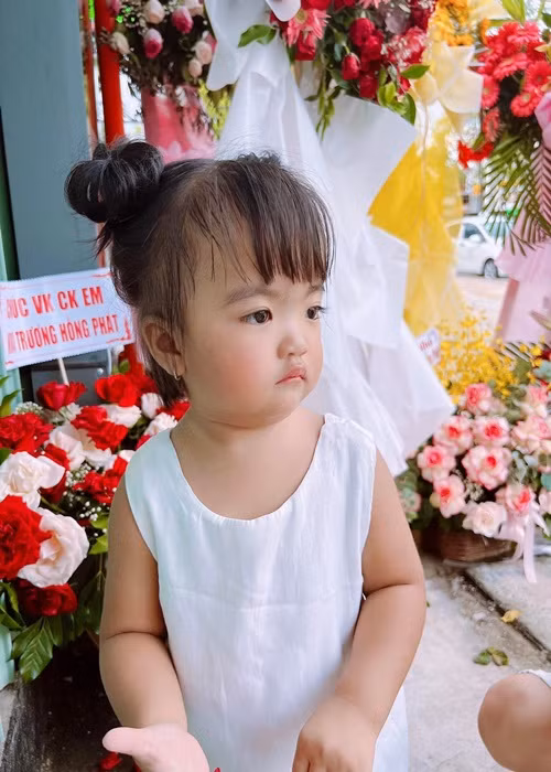 Cô nhóc có biểu cảm "khó ở", đúng chuẩn thanh niên nghiêm túc.