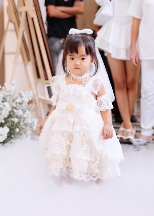 Vợ chồng Mạc Văn Khoa tổ chức hôn lễ khi con gái 2 tuổi. Vì vậy, bé Minnie có cơ hội xuất hiện trong ngày trọng đại của bố mẹ.