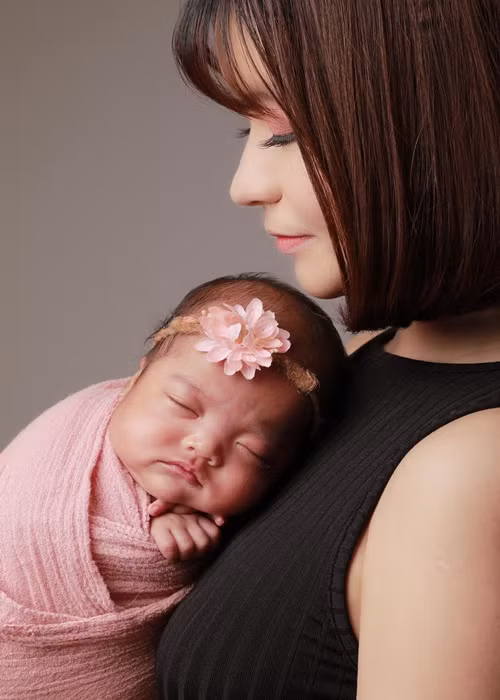 Bé Minnie ngày càng bụ bẫm, bà xã Mạc Văn Khoa được khen nuôi con mát tay.