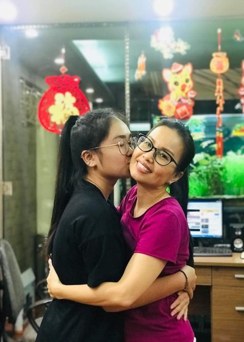 Gần đây, khi Thiện Nhân vướng ồn ào, nhạc sĩ Minh Vy chia sẻ trên Dân Trí, cách đây không lâu, Thiện Nhân có xin phép anh cho tạm dừng hoạt động ca hát để lo việc kinh doanh. Nam nhạc sĩ cho rằng, Thiện Nhân tôn trọng nên xin phép, chứ vợ chồng anh cũng không có quyền gì ngăn cản cuộc sống của Thiện Nhân. Trước lời xin phép của Thiện Nhân, chồng Cẩm Ly trả lời rằng Thiện Nhân có cuộc sống riêng của mình, sau này có khó khăn thì hai vợ chồng vẫn tư vấn. Ảnh: Fanpage