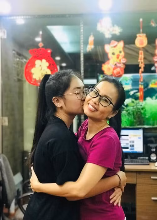 Gần đây, khi Thiện Nhân vướng ồn ào, nhạc sĩ Minh Vy chia sẻ trên Dân Trí, cách đây không lâu, Thiện Nhân có xin phép anh cho tạm dừng hoạt động ca hát để lo việc kinh doanh. Nam nhạc sĩ cho rằng, Thiện Nhân tôn trọng nên xin phép, chứ vợ chồng anh cũng không có quyền gì ngăn cản cuộc sống của Thiện Nhân. Trước lời xin phép của Thiện Nhân, chồng Cẩm Ly trả lời rằng Thiện Nhân có cuộc sống riêng của mình, sau này có khó khăn thì hai vợ chồng vẫn tư vấn. Ảnh: Fanpage