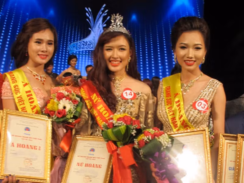 Ban tổ chức Nữ hoàng trang sức 2019 cho biết, việc không trình diễn bikini trên sân khấu là xu hướng mà các sân chơi sắc đẹp lớn trên thế giới đang hướng tới. Vì vậy, đơn vị quyết định tiên phong trong việc bỏ thi bikini cũng như để giảm tải sự gợi cảm quá mức trên sân khấu. Ảnh: Hà Nội mới