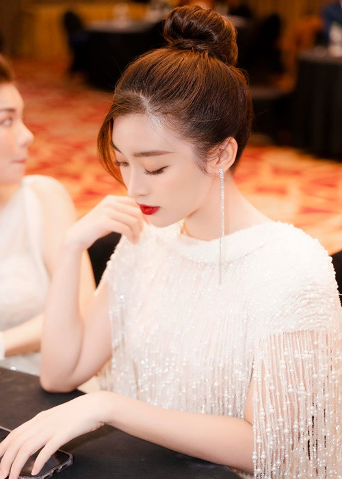 Khi mới đăng quang Hoa hậu Việt Nam 2016, người đẹp gắn liền với hình ảnh kín đáo, thanh lịch.