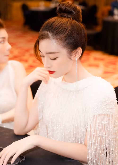 Khi mới đăng quang Hoa hậu Việt Nam 2016, người đẹp gắn liền với hình ảnh kín đáo, thanh lịch.