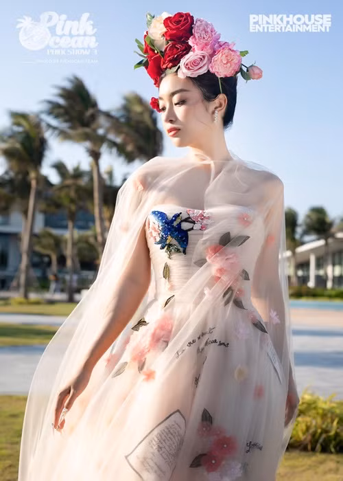 Mỹ Linh chuộng các thiết kế khoe vai trần quyến rũ.