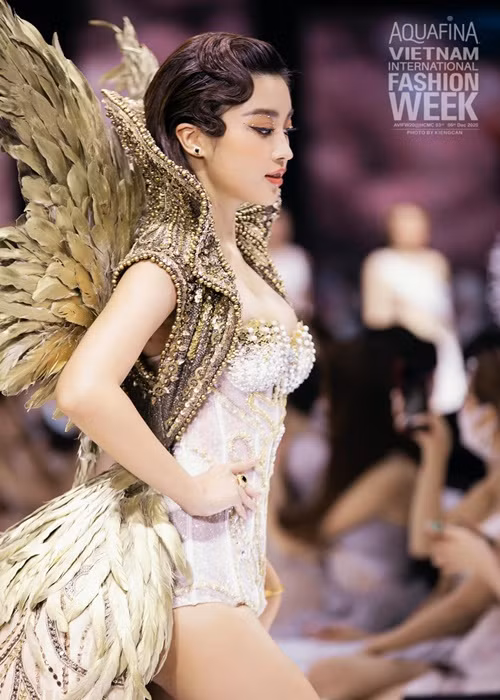 Nhờ danh hiệu Hoa hậu Việt Nam 2016, Mỹ Linh dấn thân vào showbiz. Cô làm người mẫu, đóng MV, làm MC.