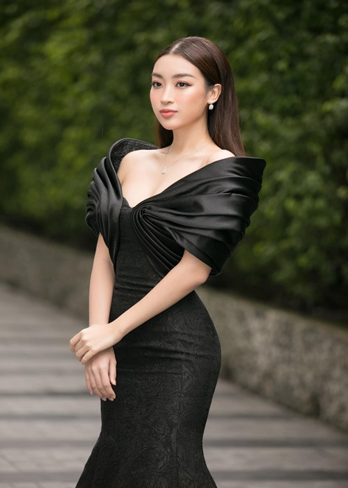 Sở hữu làn da trắng mịn, nàng hậu khó rời mắt khi khoác lên mình những mẫu váy áo gợi cảm.