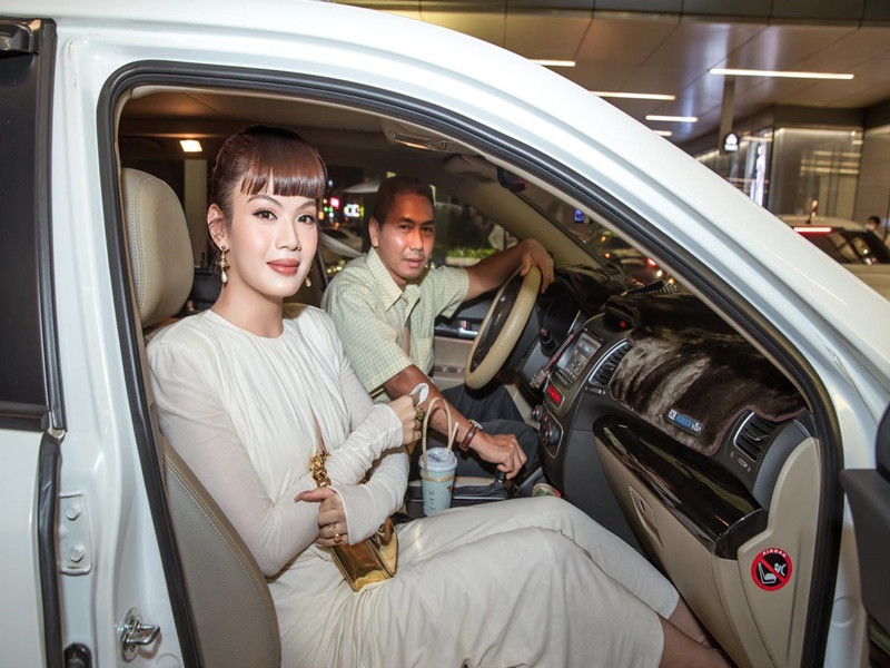 Đào Bá Lộc được ba mẹ chiều chuộng như công chúa. Cách đây không lâu, giọng ca 9x khoe được ba lái xe chở đi diễn.