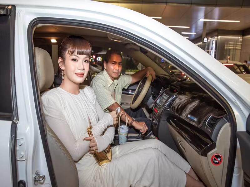 Đào Bá Lộc được ba mẹ chiều chuộng như công chúa. Cách đây không lâu, giọng ca 9x khoe được ba lái xe chở đi diễn.