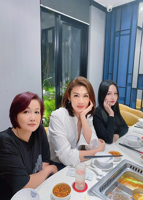 Mẹ và chị gái của Đào Bá Lộc đều trẻ đẹp.