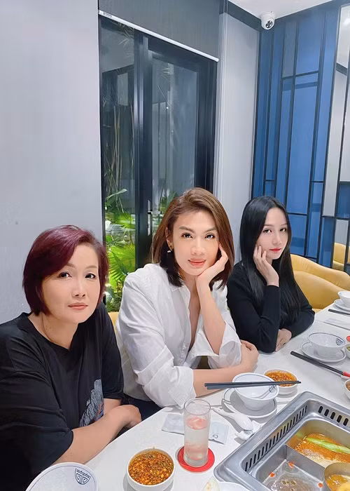 Mẹ và chị gái của Đào Bá Lộc đều trẻ đẹp.