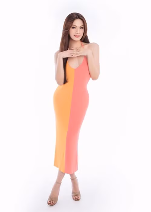 Bá Lộc tự tin khoe vóc dáng thon gọn trong những chiếc váy ôm sát, gợi cảm.