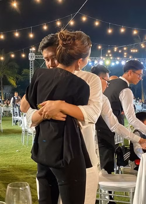 Nam nhạc sĩ từng ôm chầm lấy bà xã tại một đám cưới.