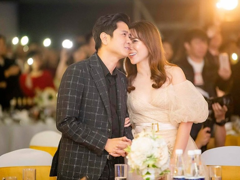 Cặp đôi không ngần ngại dành cho nhau những cử chỉ, hành động ngọt ngào.