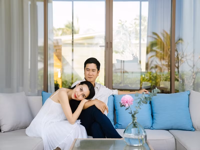 Lưu Hương Giang yêu Hồ Hoài Anh 5 năm rồi lên xe hoa. Hôn lễ của cặp đôi diễn ra vào năm 2009.