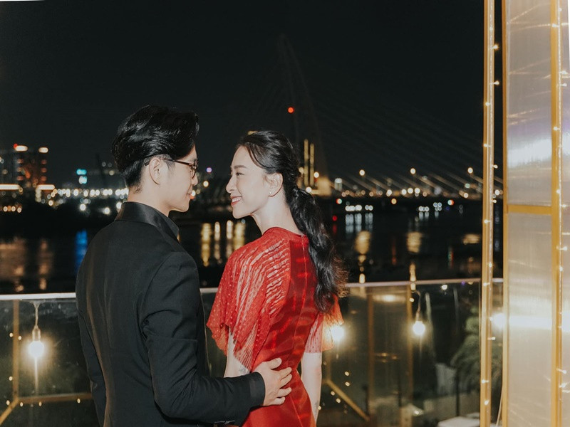 Chồng trẻ không rời Ngô Thanh Vân nửa bước tại sự kiện.