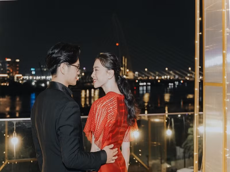 Chồng trẻ không rời Ngô Thanh Vân nửa bước tại sự kiện.