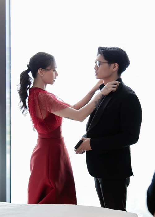 Cũng tại sự kiện, nàng "đả nữ" ân cần chăm sóc nửa kia.