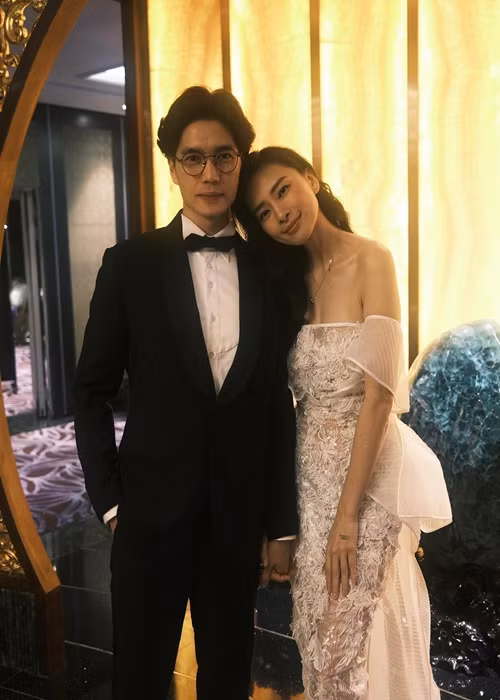 Hồi tháng 5 vừa qua, Ngô Thanh Vân và Huy Trần tổ chức đám cưới tại Đà Nẵng. 1 năm trước, đôi uyên ương bí mật tổ chức hôn lễ tại Na Uy.
