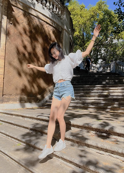 Ở trời Tây, bà xã của Huy Trần liên tục đăng ảnh ăn mặc trẻ trung như gái đôi mươi.