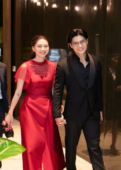 Đôi uyên ương tham gia một sự kiện trước khi nàng đả nữ đi nước ngoài.