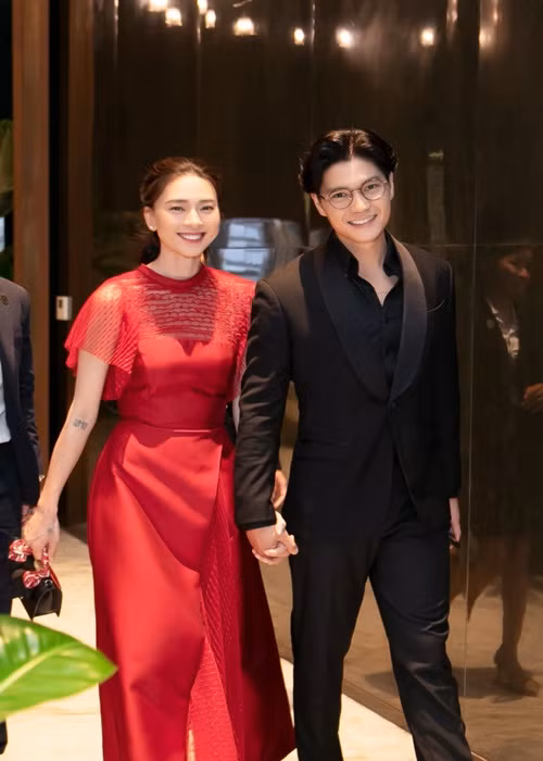 Đôi uyên ương tham gia một sự kiện trước khi nàng đả nữ đi nước ngoài.