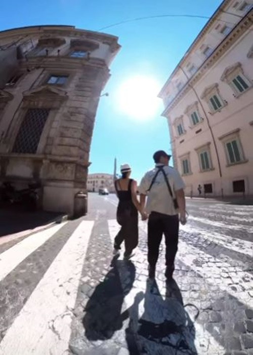 Cả hai bên nhau không rời sau khi hội ngộ ở Italy.