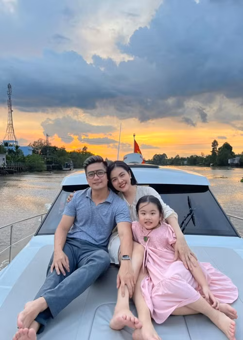 Ba co con gai xinh het nac cua Van Trang va chong Viet kieu